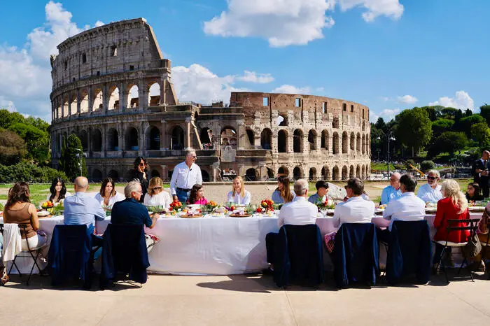 La premier Giorgia Meloni all'iniziativa "Il pranzo della domenica" organizzato davanti al Colosseo per sostenere la candidatura della cucina italiana a patrimonio immateriale dell'Unesco, in collegamento in diretta su Rai1 per Domenica In. Accanto a lei il conduttore tv Paolo Bonolis e, seduto sulla destra, il sindaco di Roma, Roberto Gualtieri, Roma, 21 settembre 2025 ANSA / ufficio stampa Palazzo Chigi +++ UFFICIO STAMPA PALAZZO CHIGI +++ FOTO NON IN VENDITA - DA USARE SOLO PER FINI GIORNALISTICI +++ NPK +++ A handout picture, provided by Palazzo Chigi press office, shows Italian Prime Minister Giorgia Meloni at the "Sunday Lunch" initiative organized in front of the Colosseum to support the candidacy of Italian cuisine as a UNESCO intangible cultural heritage, live on Rai1 for Domenica In. Next to her, the anchorman Paolo Bonolis and, sitting on the right, the mayor of Rome, Roberto Gualtieri, Rome, September 21, 2025 ANSA / Palazzo Chigi press office handout +++ ANSA PROVIDES ACCESS TO THIS HANDOUT PHOTO TO BE USED SOLELY TO ILLUSTRATE NEWS REPORTING OR COMMENTARY ON THE FACTS OR EVENTS DEPICTED IN THIS IMAGE - NO ARCHIVING - NO LICENSING - NPK +++