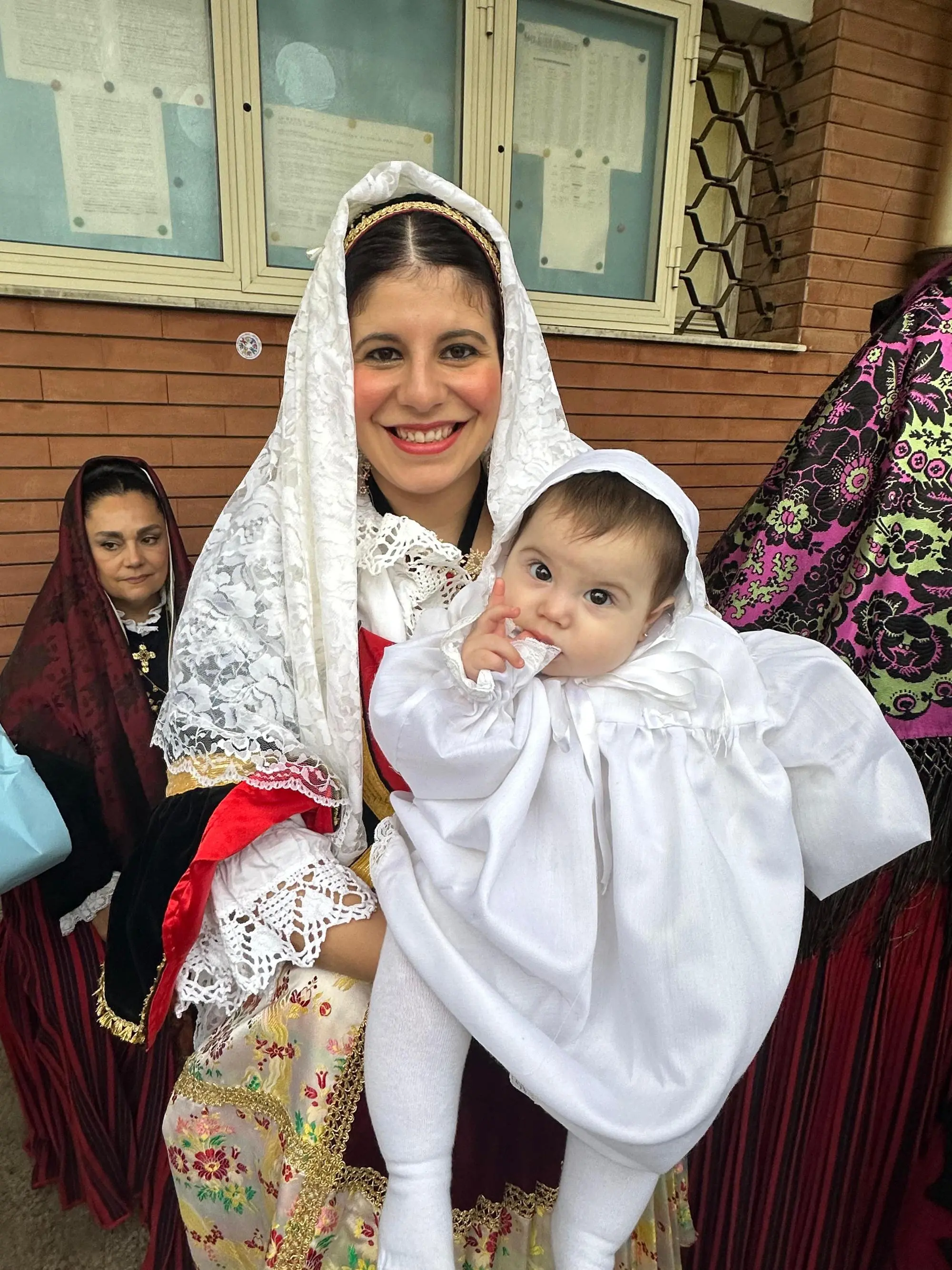 Mamma Paola e la piccola Lilia Elisa, di appena sei mesi (foto L'Unione Sarda)