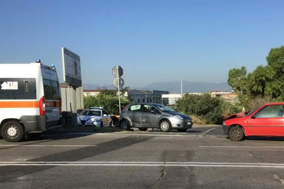 Le auto coinvolte nell'incidente (foto polizia locale di Cagliari)