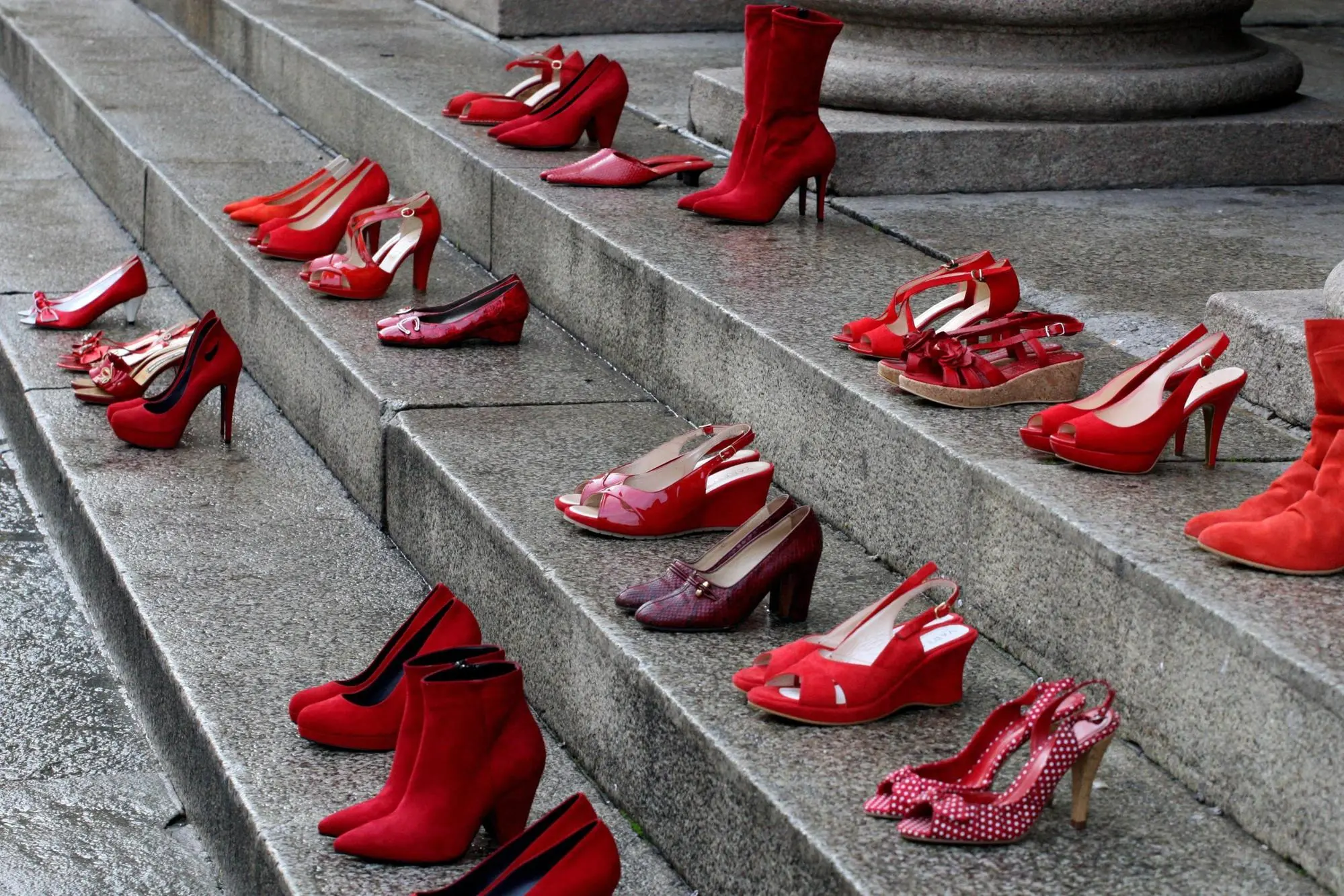 Le scarpe rosse sono il simbolo della violenza sulle donne (foto archivio L'Unione Sarda)