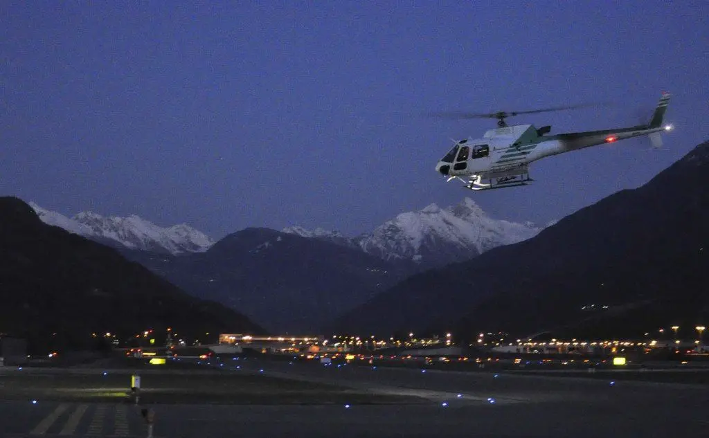 Gli elicotteri dei soccorsi all'aeroporto di Aosta