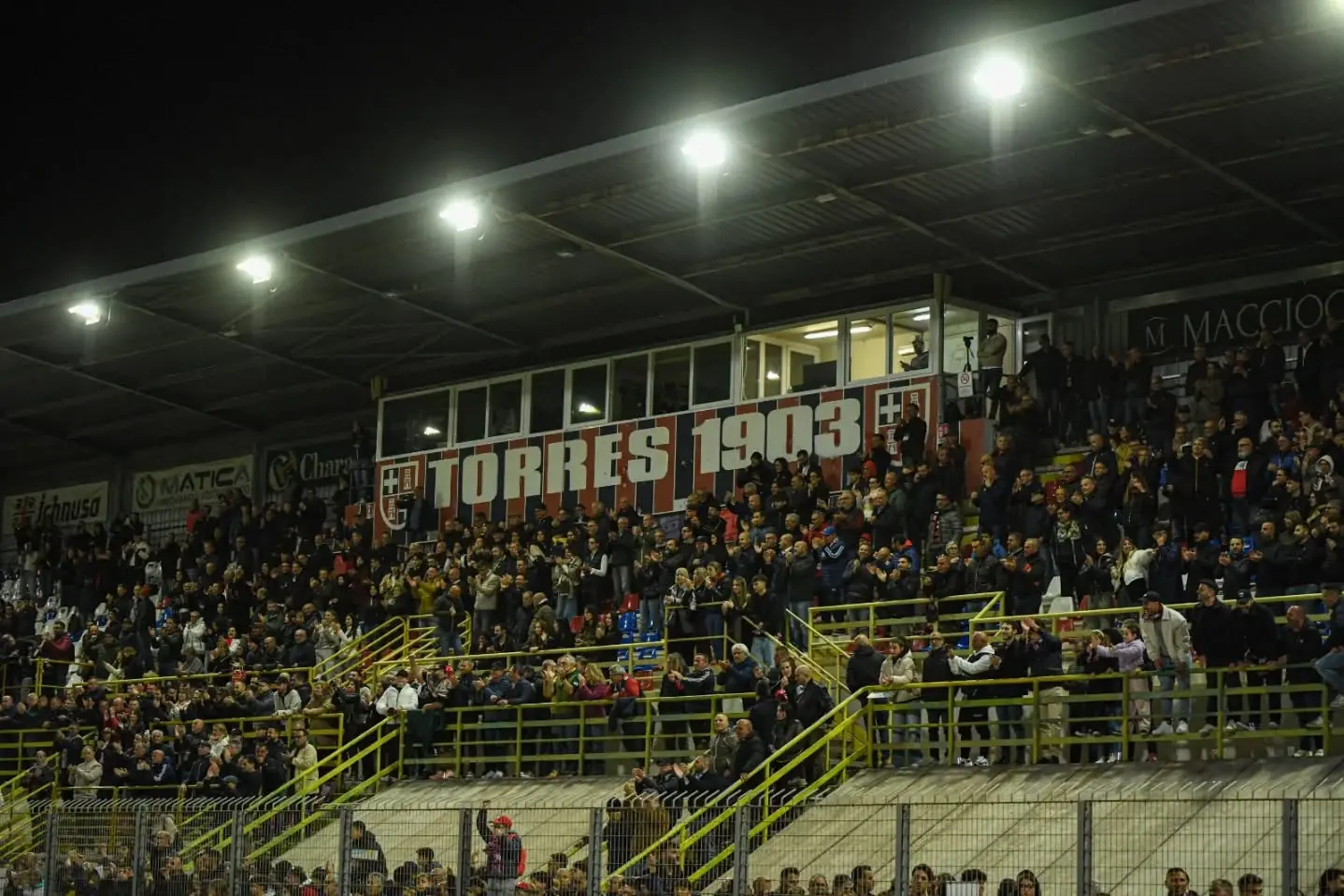 La tribuna dello stadio (foto Torres)