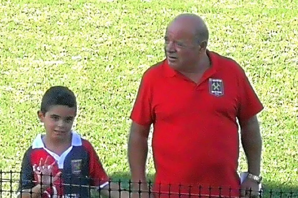 Il presidente Giorgio Ciccu (nella foto con il nipotino Leonardo, giovane promessa rossoblù)