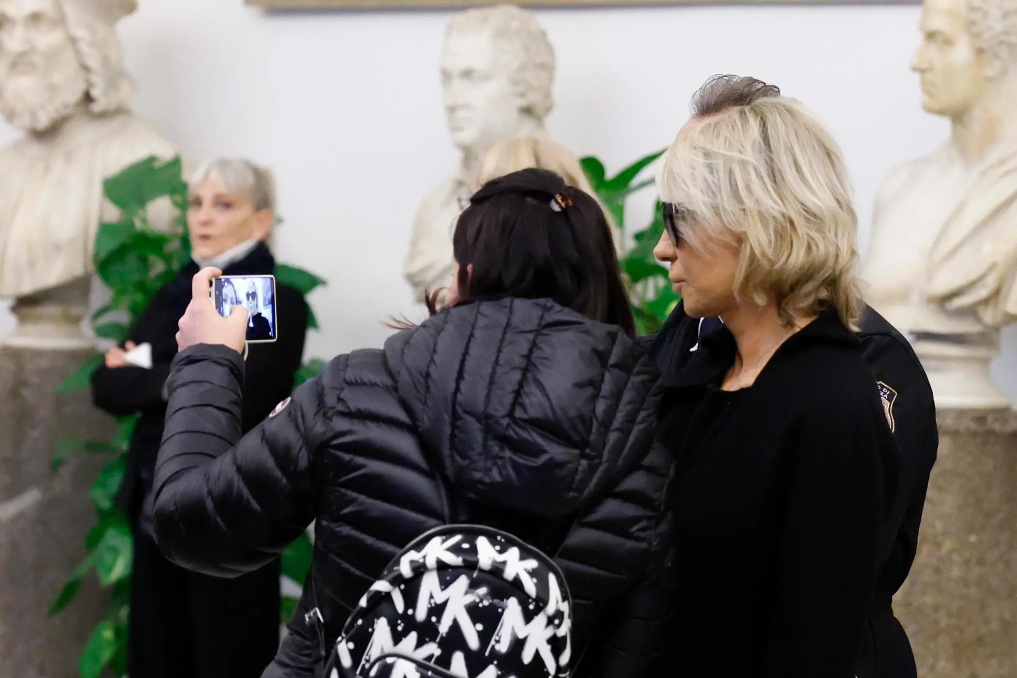 Una fan scatta un selfie con Maria De Filippi alla camera ardente (Ansa)