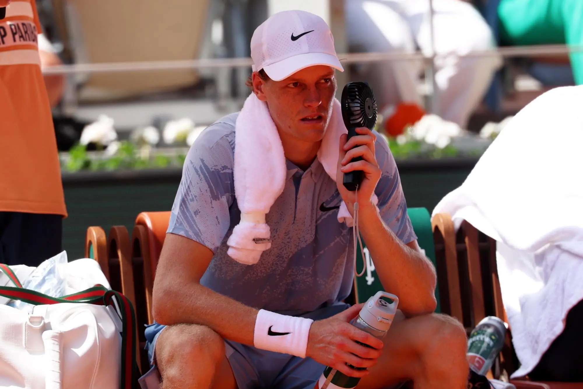 Sinner: «Il malore di Parigi? Abbiamo capito, ma può ricapitare» epa13000198 Jannik Sinner of Italy tries to cool himself during a break during his Men's 2nd round match against Juan Manuel Cerundolo of Argentina at the French Open Grand Slam tennis tournament at Roland Garros in Paris, France, 28 May 2026. EPA/MOHAMMED BADRA