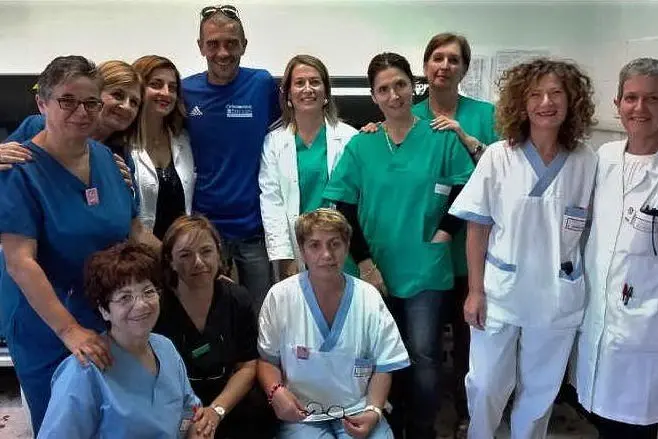 Mario Cabras con i medici sassaresi