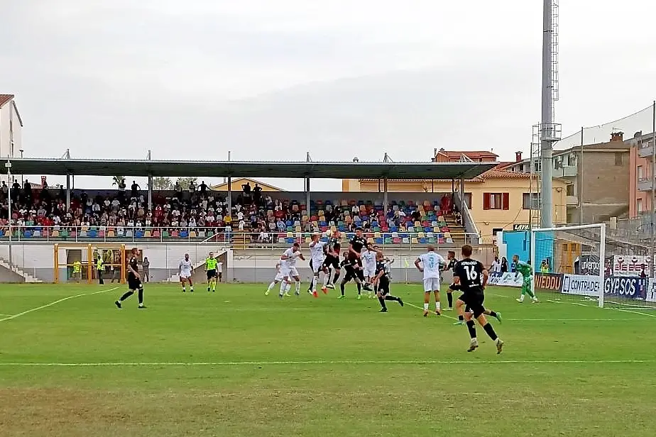 Il colpo di testa di Bellodi nel match Olbia-Vis Pesaro (foto Ilenia Giagnoni)