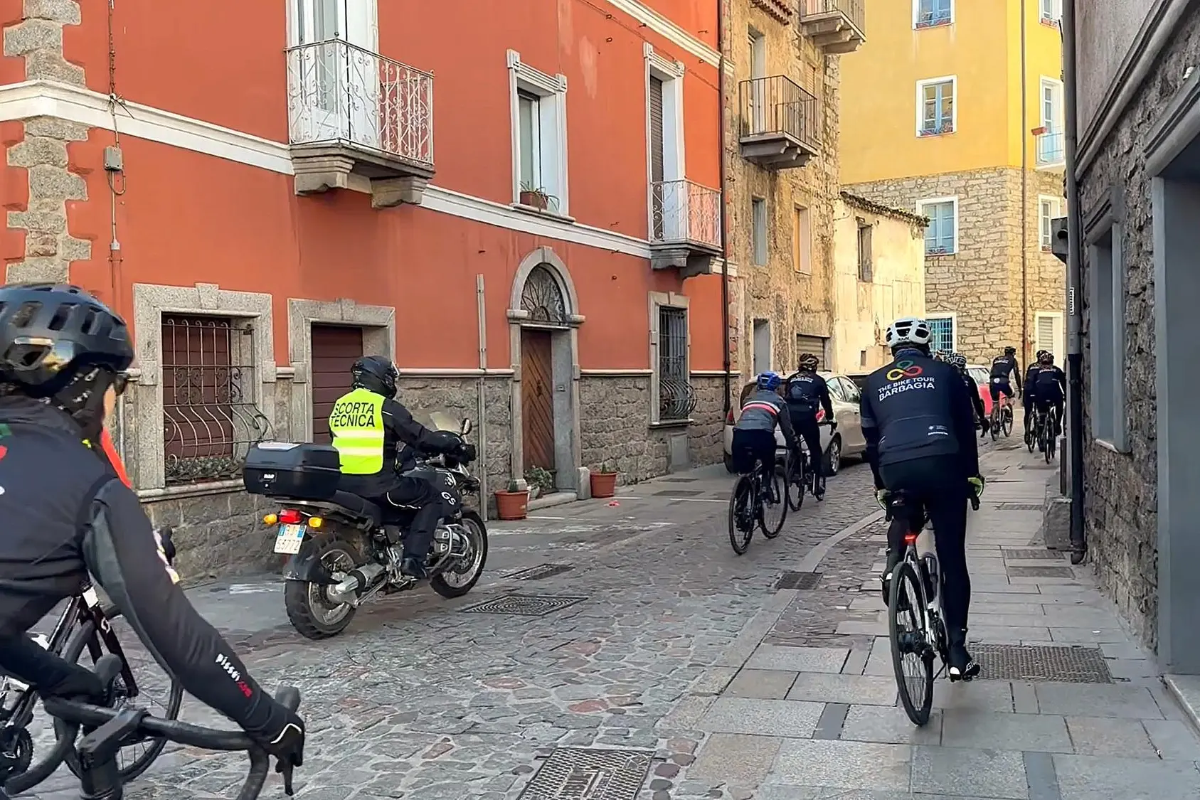 I ciclisti attraversano il corso di Orgosolo (G. Locci)