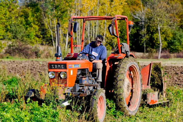 Un agricoltore (Ansa)