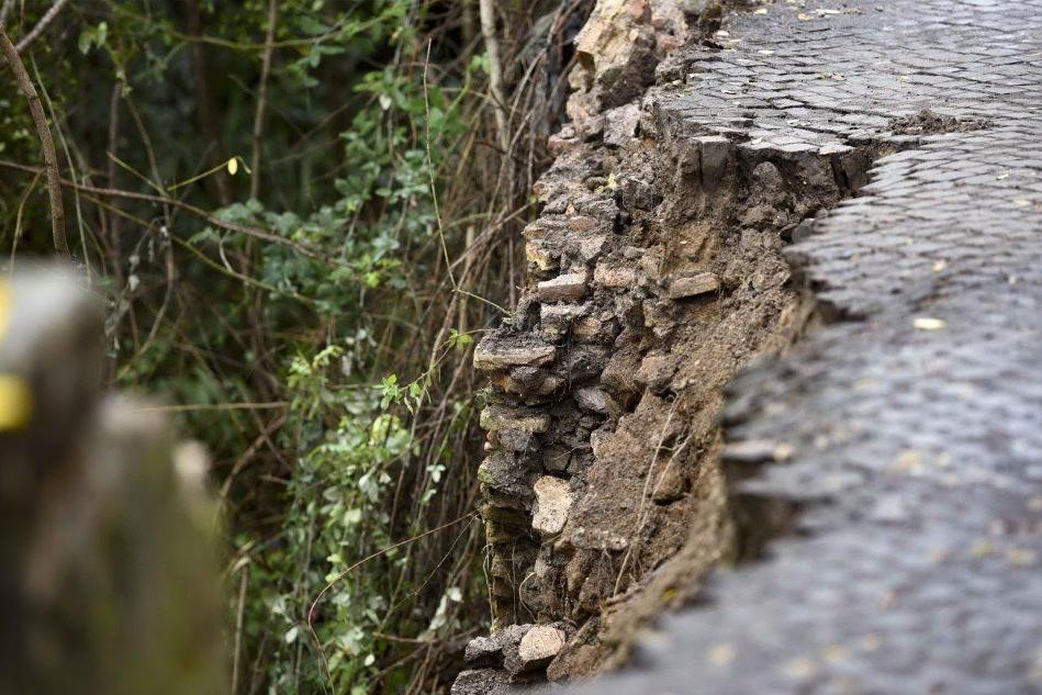 A Roma cede un muro di tufo per la pioggia
