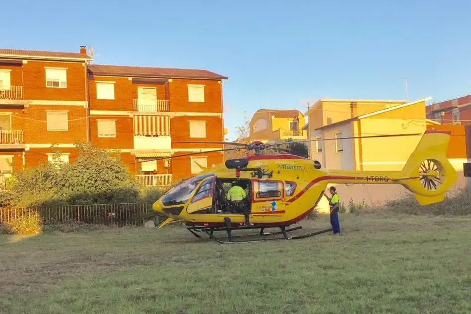 L'elicottero dell'Areus con l'equipe medica (foto Sanna)