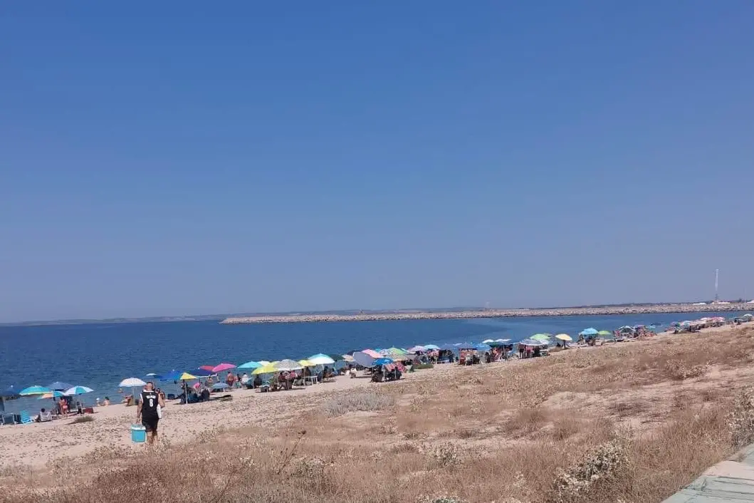 I turisti nella spiaggia (Foto Sara Pinna)