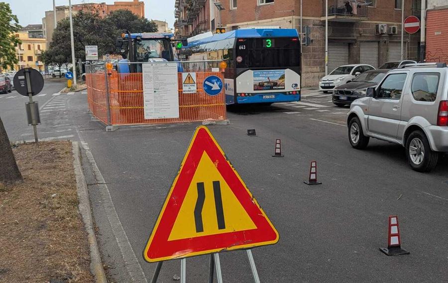 Abbanoa, in via Liguria 5 cantieri in 400 metri: sosta e traffico nel caos