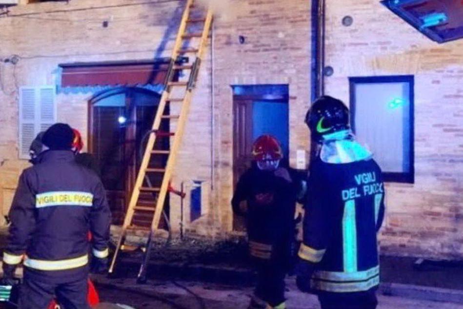 Incendio in un'abitazione, muore una bimba di 7 anni