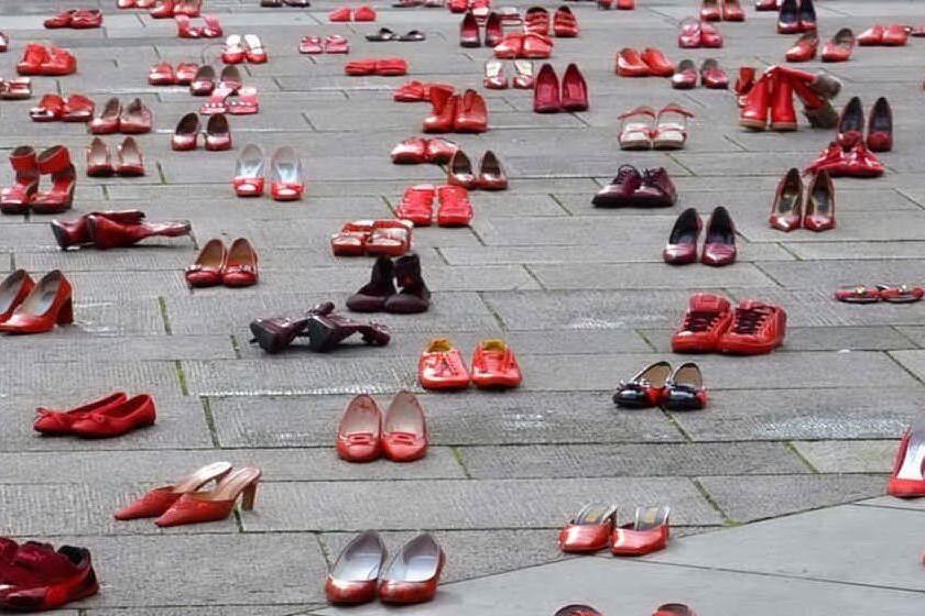 Scarpe rosse, foto simbolo della lotta alla violenza contro le donne (archivio L'Unione Sarda)