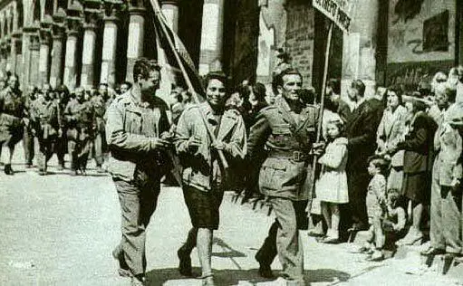 I partigiani sfilano a Milano (foto Wikipedia)