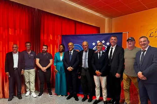 Al centro Abete e Cadoni con gli eletti del Comitato regionale Figc (foto Serreli)