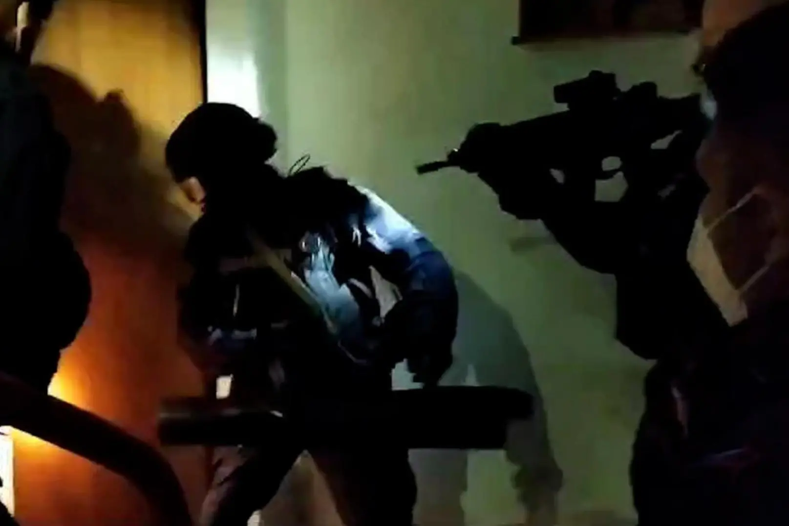 Il frame di un video dei Carabinieri mostra un momento dell'operazione che ha consentito di sgominare una banda italo-albanese dedita al traffico internazionale di droga (foto Ansa)
