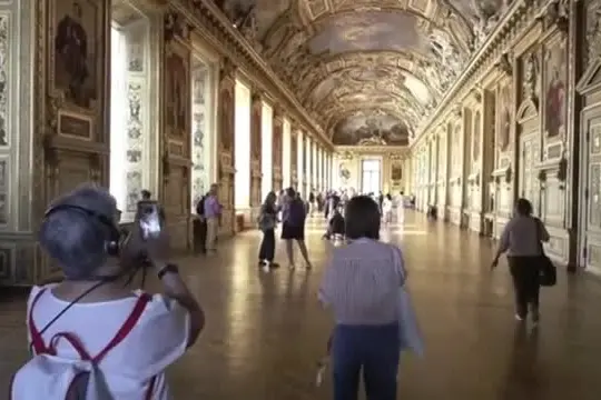 Louvre, la Galleria di Apollo riapre dopo il maxi-furto