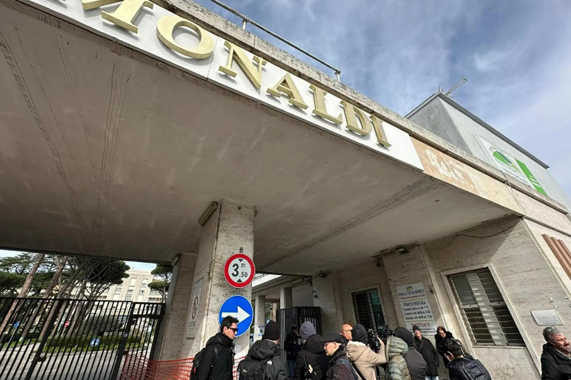 L'ingresso dell'ospedale Monaldi di Napoli (foto Ansa)