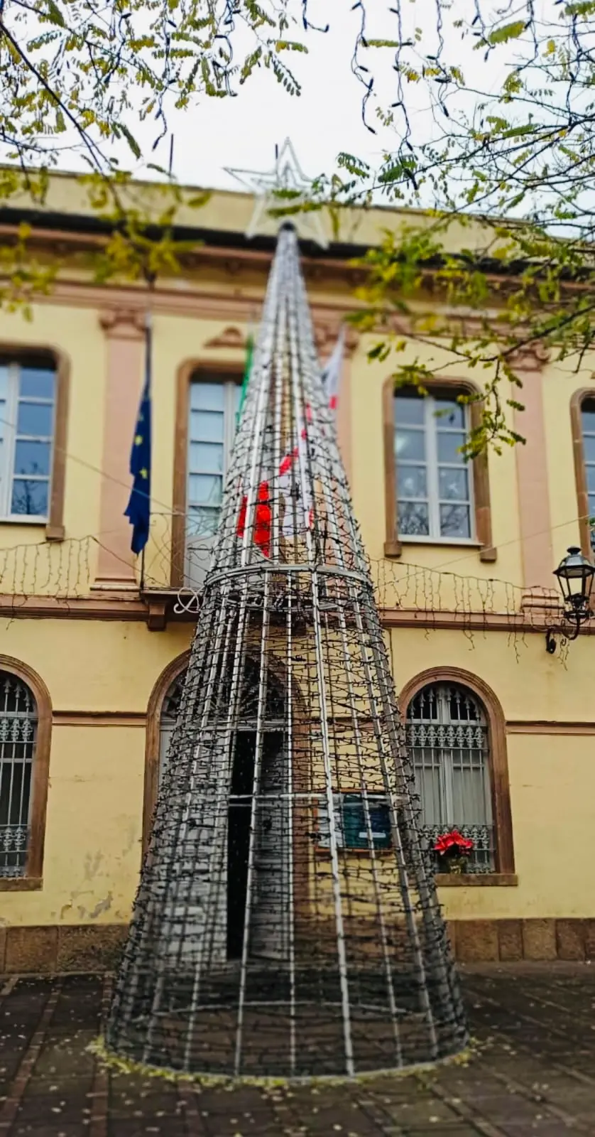 L'albero di Natale in alluminio che sta facendo discutere (foto concessa)