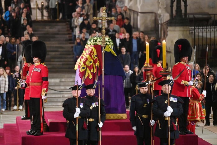 Chiusa la camera ardente, ora i funerali: i grandi del mondo si inchinano a Elisabetta II
