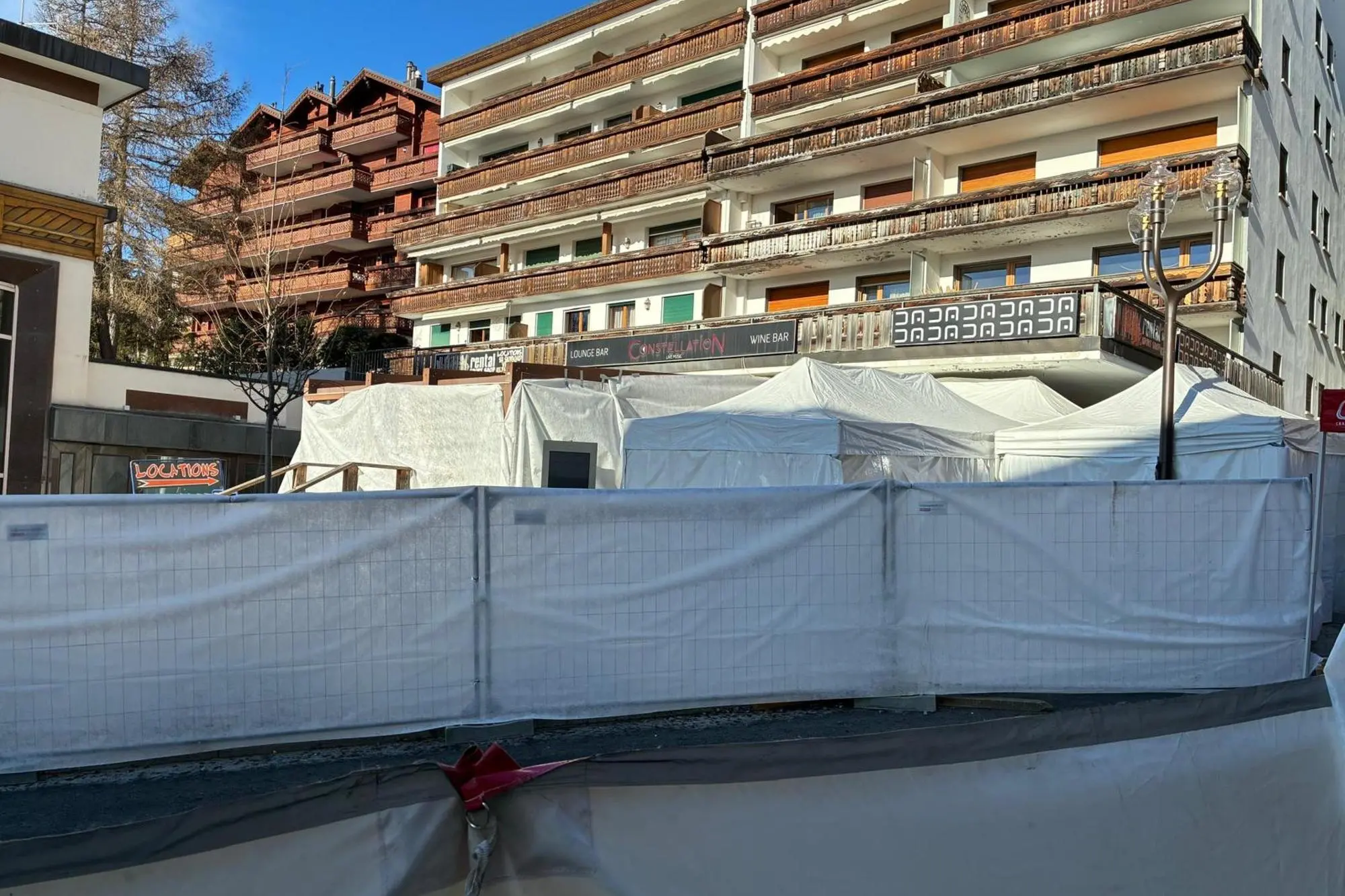 Una veduta esterna del bar Le Constellation, Crans Montana (Ansa)