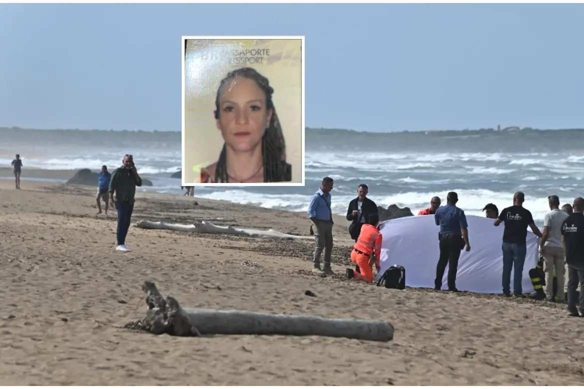 Il corpo sulla spiaggia e nel riquadro la vittima (foto Chergia)