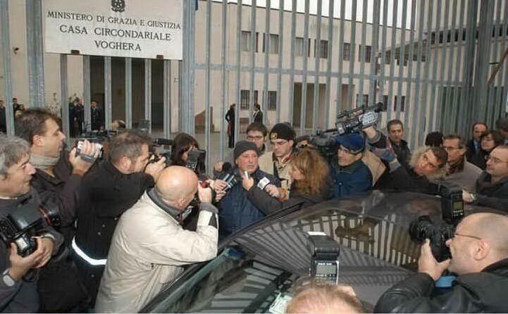 La scarcerazione nel 2004, Mesina circondato da giornalisti e fotografi