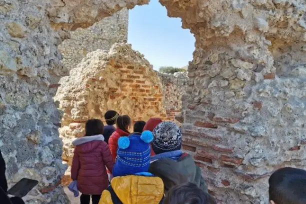 Bambini nell'area archeologica di Turris (foto concessa)
