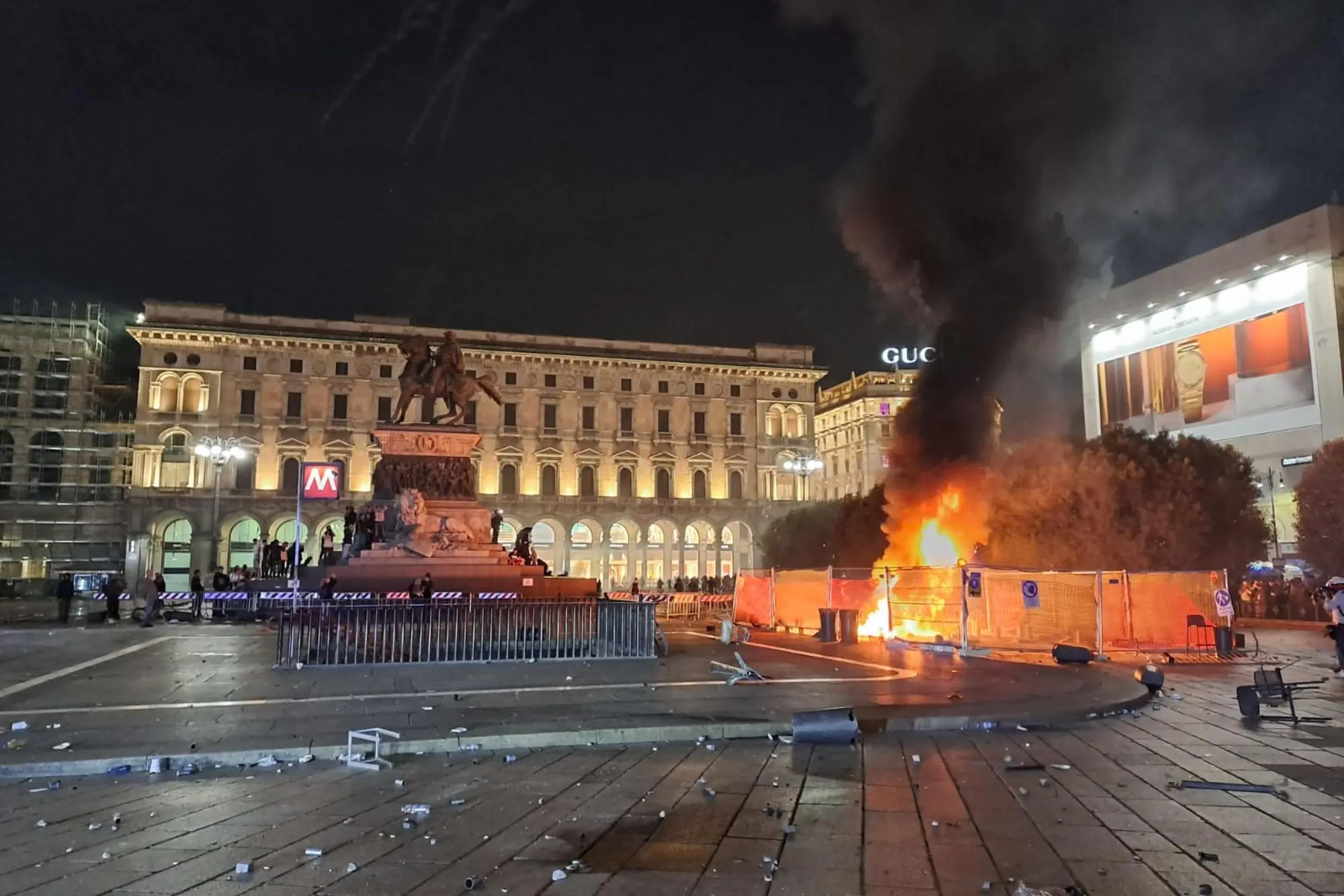 Le due barricate in fiamme a Milano, piazza Duomo e corso Vitorrio Emenuele, durante la manifestazione 'Italia in Piazza', Milano, 17 ottobre 2026. ANSA/ FABRIZIO CASSINELLI