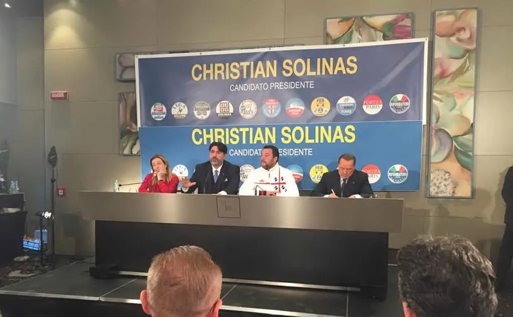 Matteo Salvini, Giorgia Meloni e Christian Solinas (L'Unione Sarda - Fiori)