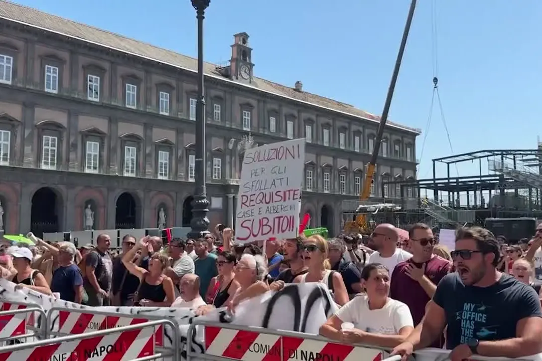 Campi Flegrei, tensioni alla protesta dei cittadini di Pozzuoli
