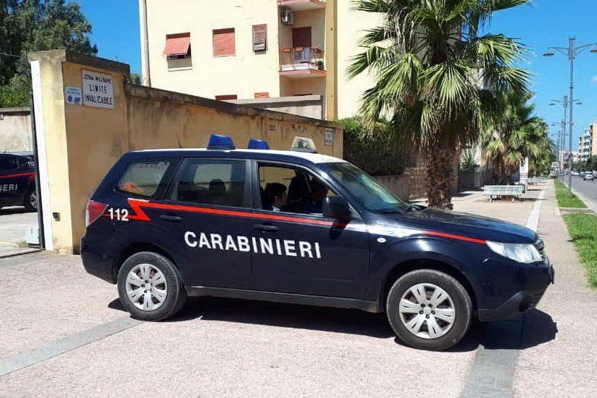 Minaccia familiari e carabinieri con un bastone in mano: arrestato