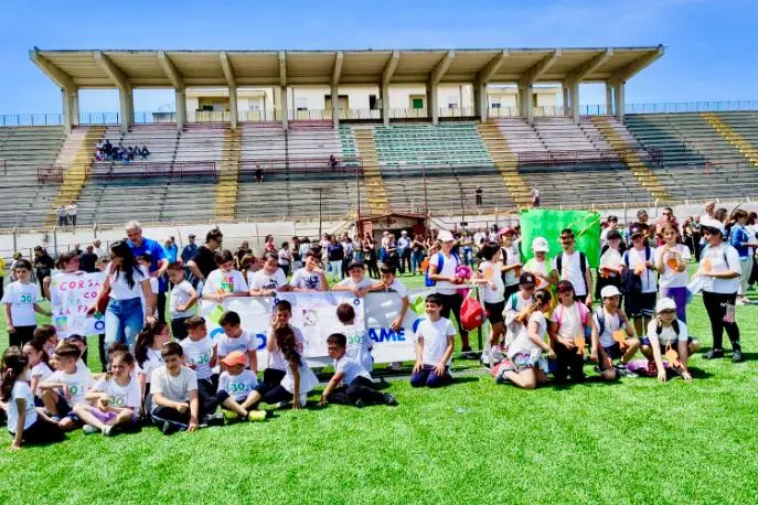 Il gruppo di partecipanti alla corsa contro la fame (foto concessa e autorizzata )