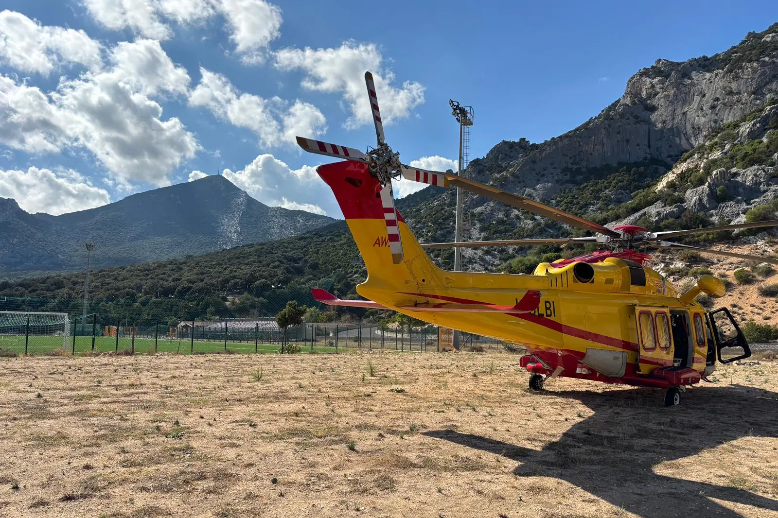 Echo Lima 1 in sosta al campo sportivo di Dorgali