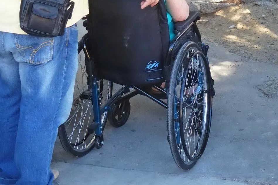 Un'anziana sulla sedia a rotelle