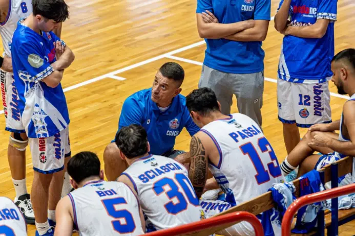 Un timeout della Scuola Basket Carbonia (foto Miners Carbonia)