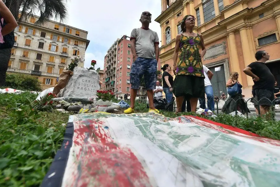 Un momento della manifestazione in memoria della morte di Carlo Giuliani durante i disordni in piazza Alimonda (foto Ansa)
