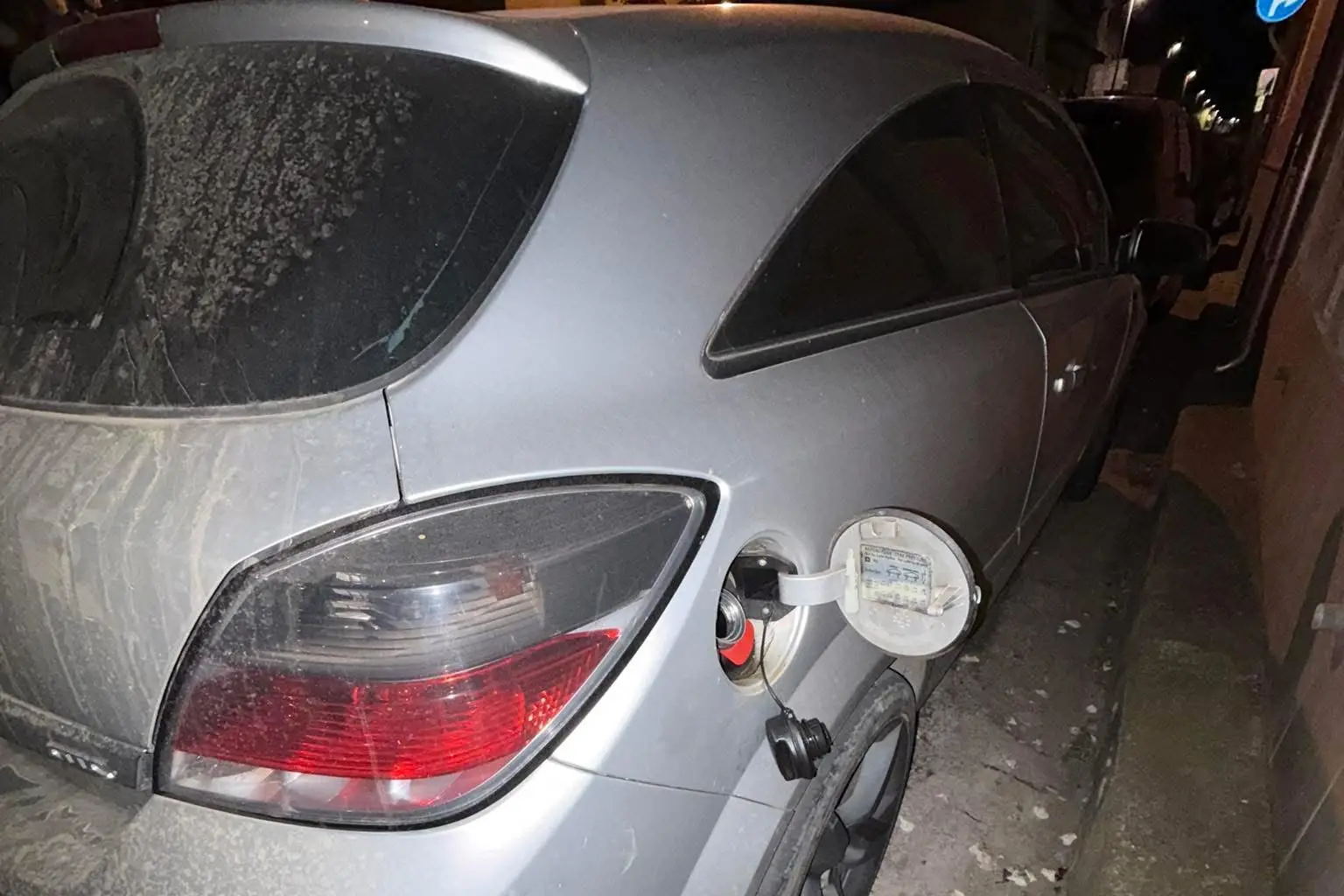 Un'auto presa di mira via Puccini