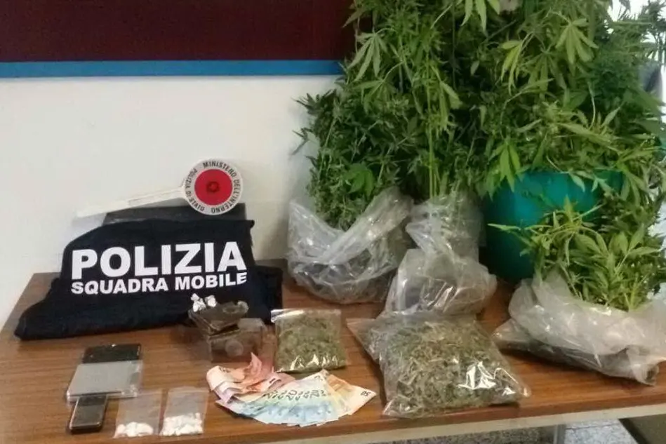 La droga e i soldi sequestrati
