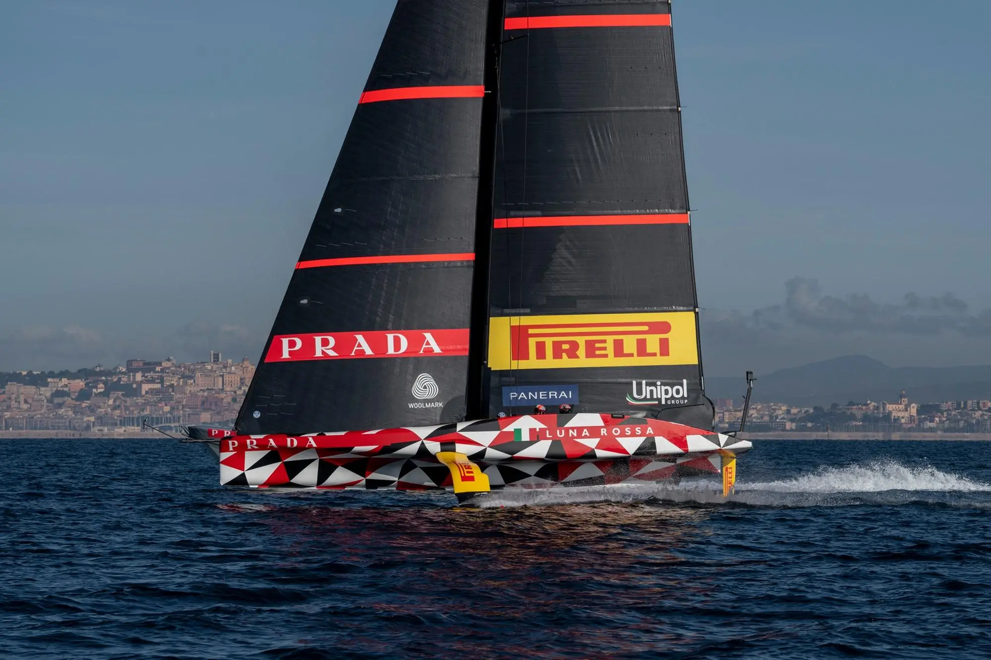 Luna Rossa while sailing the waters of the Gulf of Angels (Archive)
