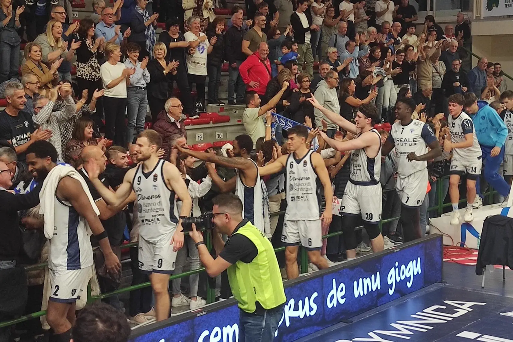 Il saluto dei tifosi a fine gara (foto G. Marras)