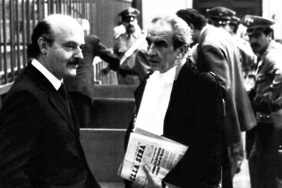 #AccaddeOggi: 18 giugno 1982, Roberto Calvi trovato morto a Londra (nella foto Ansa è il primo a sinistra)