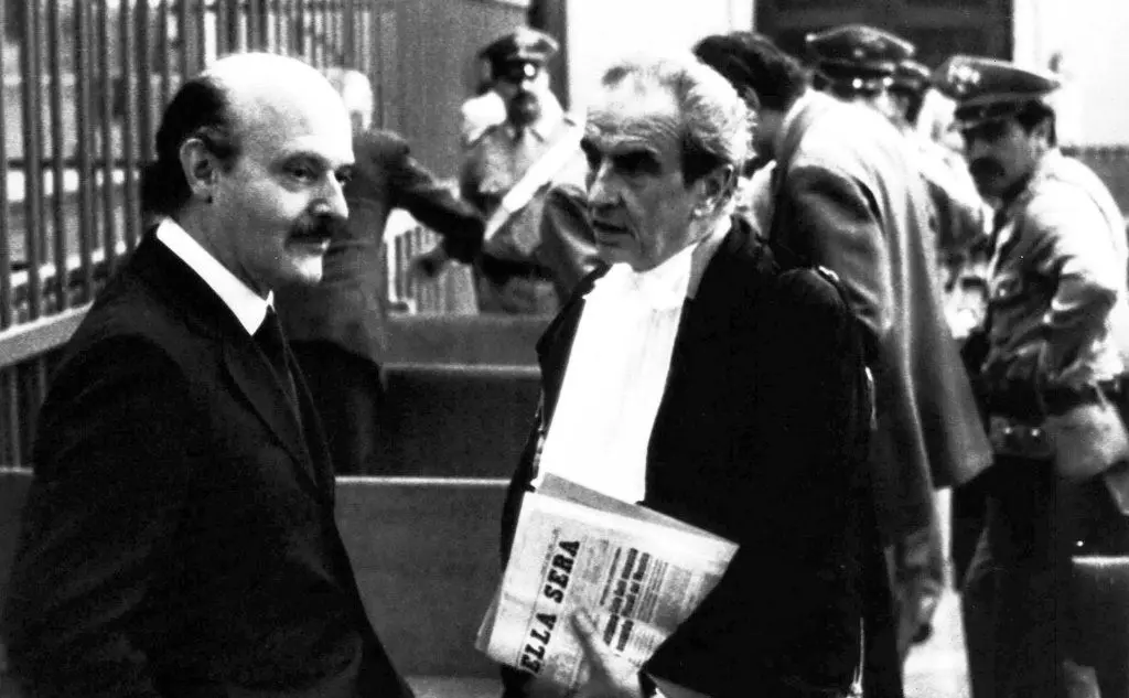#AccaddeOggi: 18 giugno 1982, Roberto Calvi trovato morto a Londra (nella foto Ansa è il primo a sinistra)