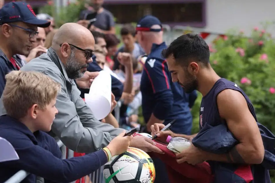 L'attaccante del Cagliari Marco Sau firma qualche autografo