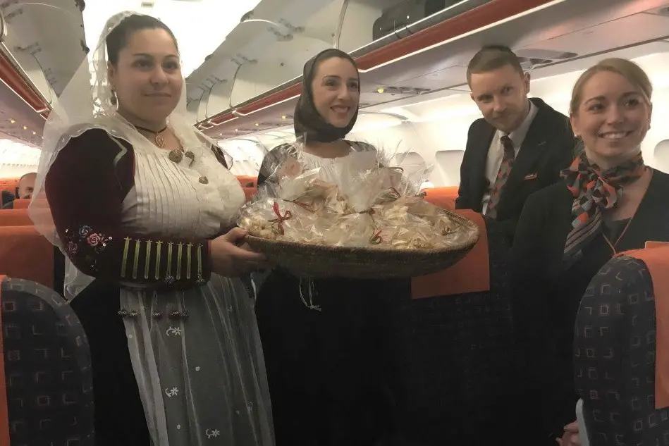 Pane di Olmedo in dono all'equipaggio della nuova tratta per Londra dall'aeroporto di Alghero (foto Gloria Calvi)