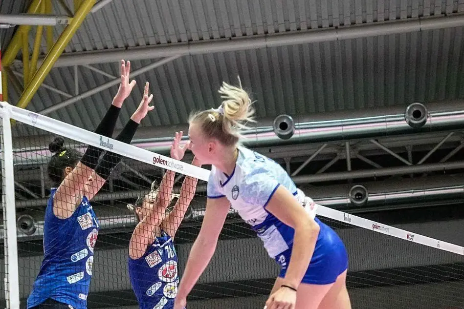 Un attacco di Piia Korhonen, mvp dell'Hermaea Olbia (Foto Hermaea)