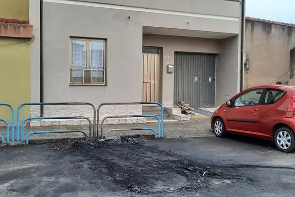 Il luogo dell'incendio in via Gramsci (foto Sanna)