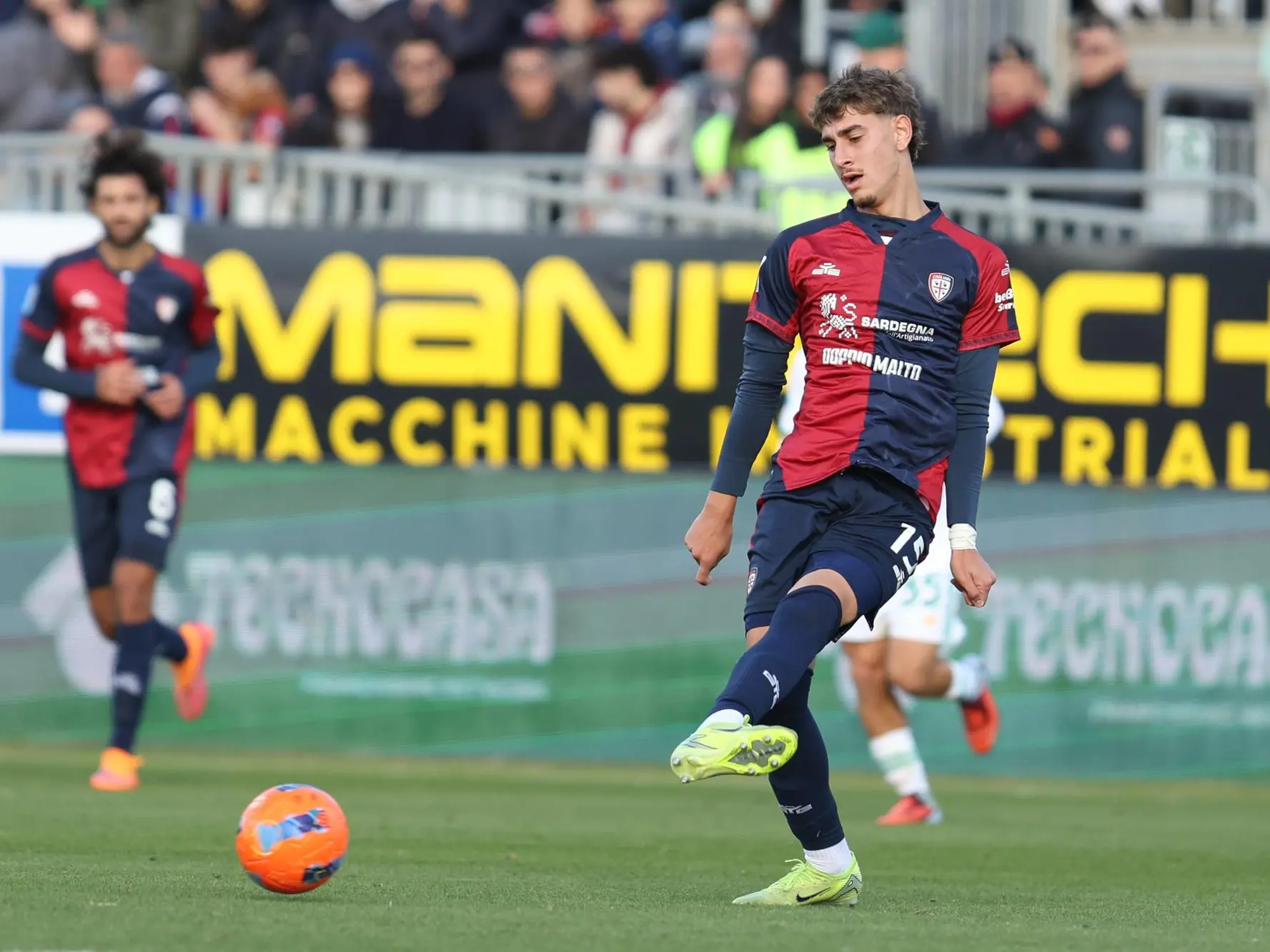 Juan Rodríguez, difensore del Cagliari, nella partita di andata contro la Roma